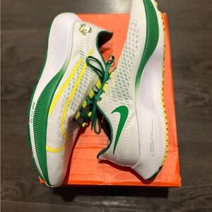 Men’s Nike Pegasus 37 Oregon Ducks White Sneakers with Green and Yellow Accents